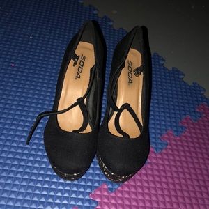 Black wedges